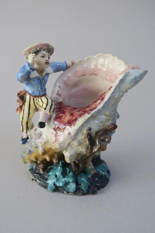 Vase en barbotine, enfant et conque, Antiek en Kunst, Antiek | Keramiek en Aardewerk, Ophalen of Verzenden