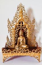 Autel bouddhiste avec statue de Bouddha., Enlèvement ou Envoi
