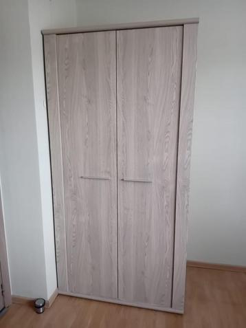 Kleekast beschikbaar voor biedingen