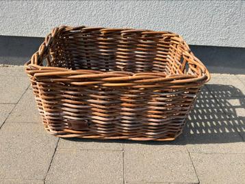 Grote rieten fietsmand beschikbaar voor biedingen