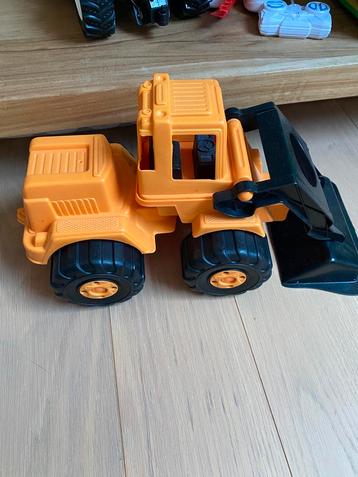 Grote voertuigen (2x) en robot met afstandsbediening beschikbaar voor biedingen