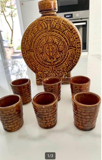 Carafe à tequila en céramique avec calendrier aztèque et ver