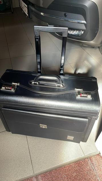 Pilot case, handig voor student, met wielen en uitsch. Handv beschikbaar voor biedingen