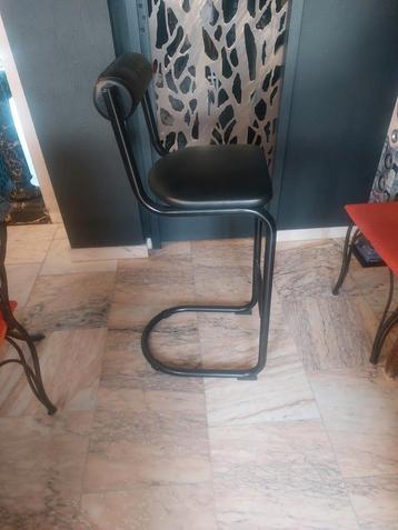 Fauteuil met hoge kruk beschikbaar voor biedingen