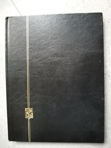 zwart postzegelalbum DAVO met 16 zwarte pagina's beschikbaar voor biedingen