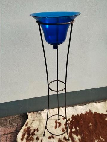 pLANTENstaander metaal en blauwe glazen stolp  beschikbaar voor biedingen