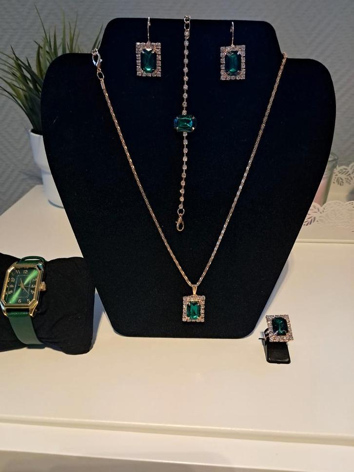Complete groene set met bijpassend horloge, Handtassen en Accessoires, Kettingen, Nieuw, Overige materialen, Groen, Met hanger