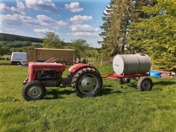 Massey Ferguson-tractor beschikbaar voor biedingen