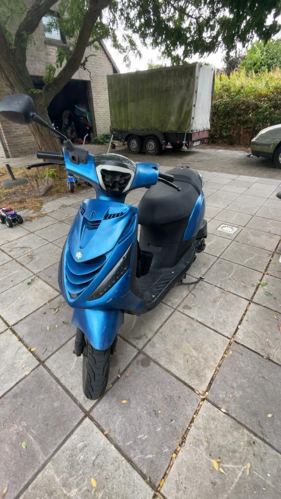 Piaggio zip a klasse ( met werk), Fietsen en Brommers, Scooters | Piaggio, Gebruikt, Zip, Klasse A (25 km/u), Benzine, Ophalen
