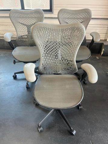 2 stuks Refurbished Herman Miller Mirra 1, Gris, Enlèvement ou Envoi, Comme neuf, Chaise de bureau