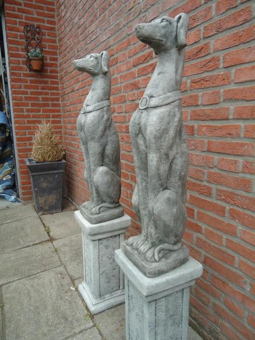 2 statige honden op sokkel windhond greyhound whippet, Tuin en Terras, Tuinbeelden, Nieuw, Dierenbeeld, Beton, Ophalen