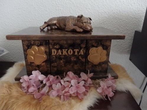 Stafford beeldje op urn of op plateau als set handgemaakt, Dieren en Toebehoren, Honden-accessoires, Nieuw, Verzenden
