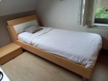 bed + nachtkastje