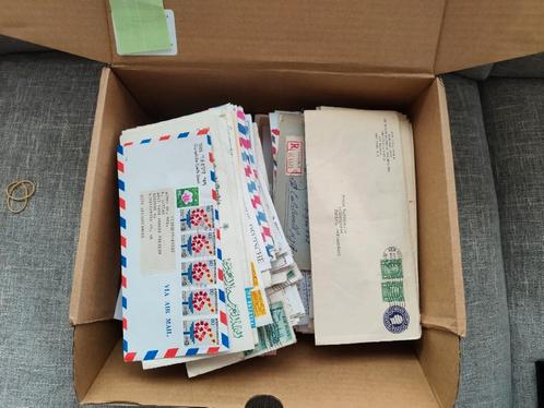 Doos met meer dan 500 enveloppen verschillende landen, Postzegels en Munten, Postzegels | Volle albums en Verzamelingen, Ophalen of Verzenden