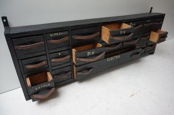 Oud industrieel vintage werkplaats hangkast/ladekastje beschikbaar voor biedingen