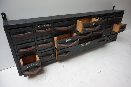 Oud industrieel vintage werkplaats hangkast/ladekastje, Huis en Inrichting, Kasten | Ladekasten, Gebruikt, Overige houtsoorten