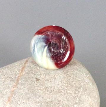 Bague vintage en verre soufflé rouge avec anneau réglable disponible aux enchères