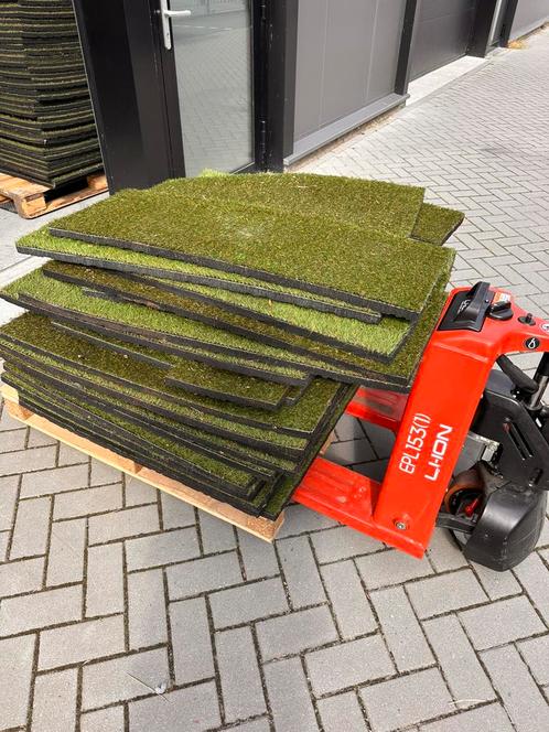 Rubber tegels met kunst gras top laag +12m2 reststuk, Tuin en Terras, Gras en Kunstgras, Gebruikt, Kunstgras, Ophalen