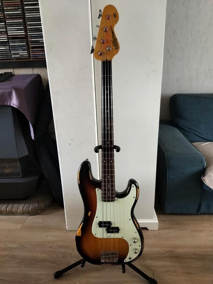 Vintage V4 Icon series precision bass, Muziek en Instrumenten, Snaarinstrumenten | Gitaren | Bas, Zo goed als nieuw, Ophalen