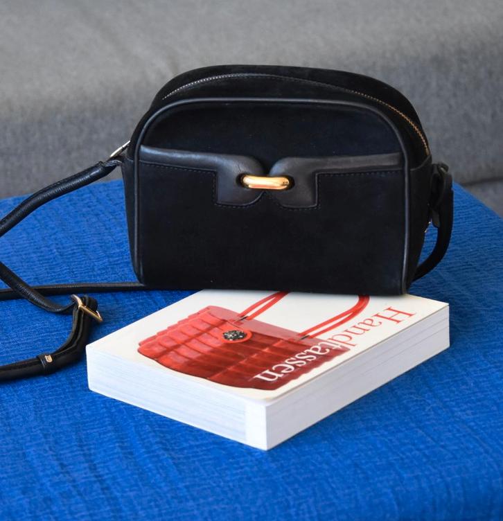 Delvaux vintage crossbody suède zwart als nieuw, Bijoux, Sacs & Beauté, Sacs | Sacs Femme, Comme neuf, Sac à bandoulière, Noir