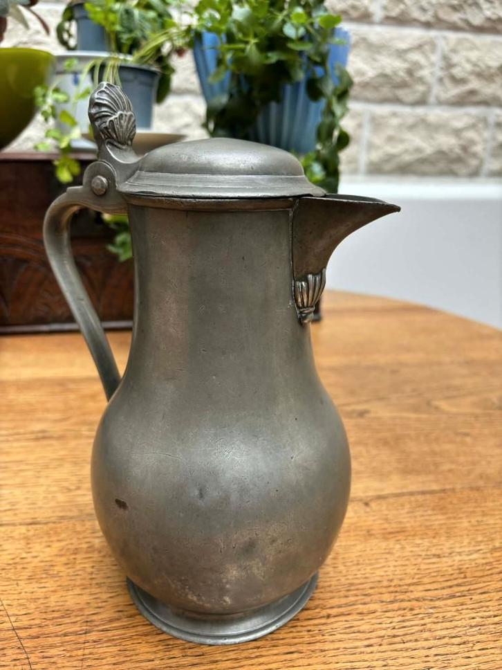 Pichet Tournaisienne estampé  Michel Boisacq XVIIIe siècle, Antiquités & Art, Antiquités | Étain, Enlèvement ou Envoi