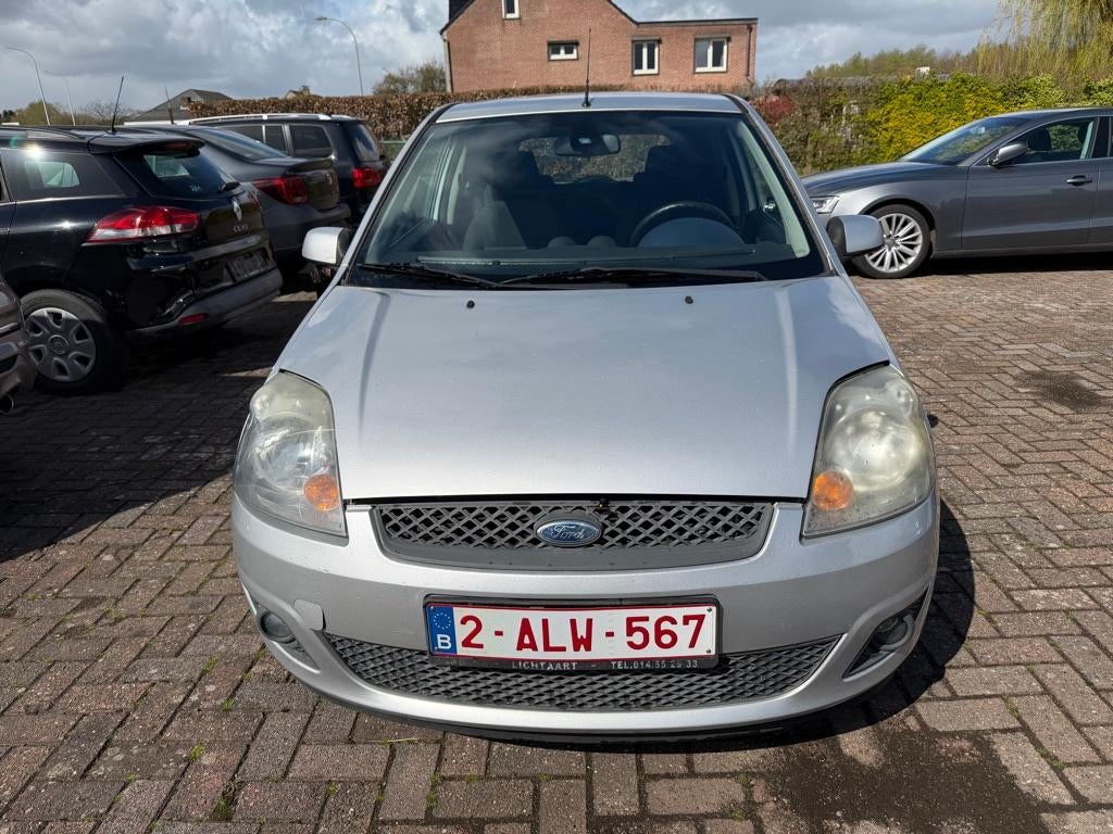 Ford Fiesta 1400cc essence - EXPORTATION UNIQUEMENT, Autos, Argent ou Gris, Achat, Rétroviseurs électriques, Entreprise