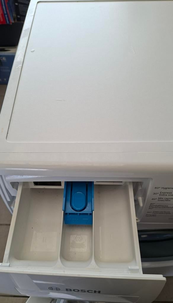 Machine à laver de marque Bosch, 1200 à 1600 tours, 6 à 8 kg, 85 à 90 cm, Programme lavage à la main