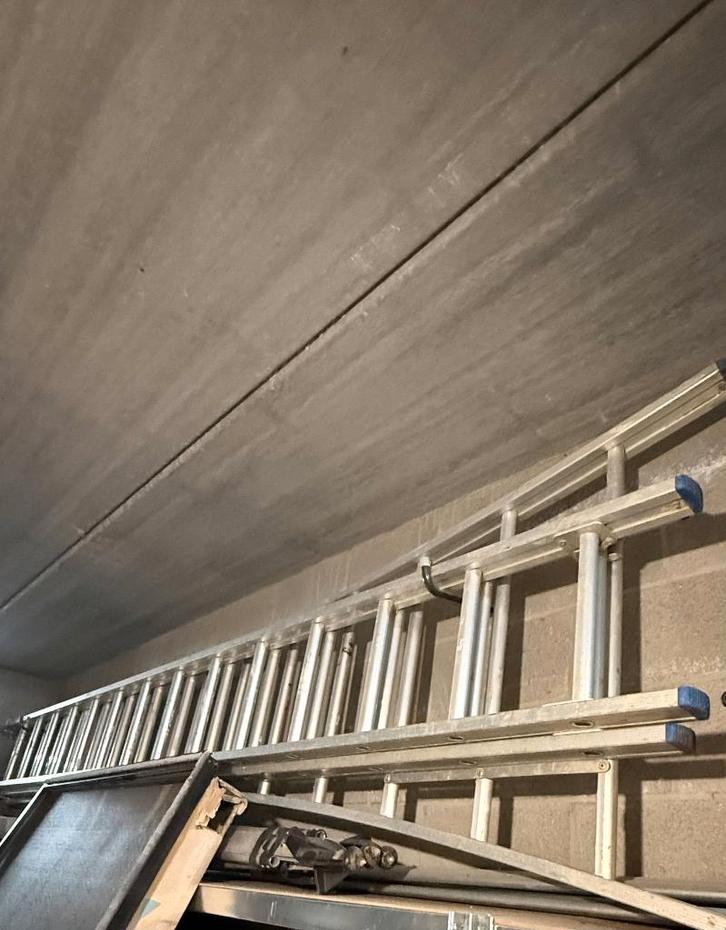 Échelle coulissante aluminium 3 sections, Doe-het-zelf en Bouw, Ladders en Trappen, Zo goed als nieuw, Ladder, 4 meter of meer