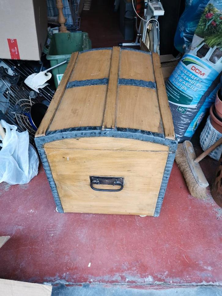 Oude koffer of kist projectje. Hout en metaal., Antiek en Kunst, Curiosa en Brocante, Ophalen