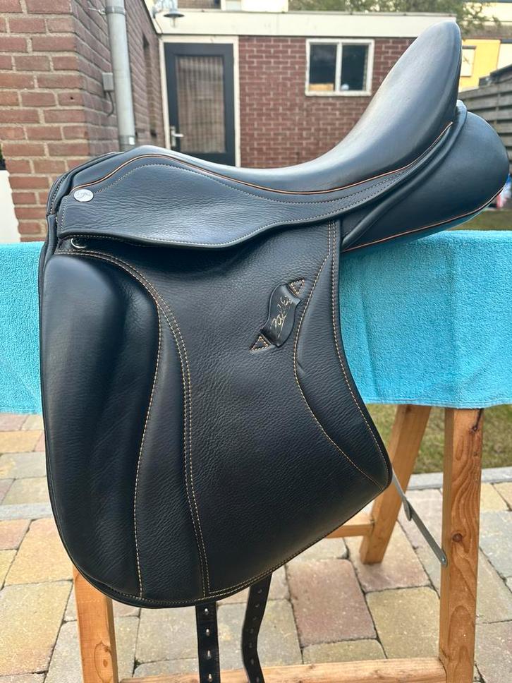 Zaldi Sanjorge dressuur zadel 17,5 inch, Dieren en Toebehoren, Paarden en Pony's | Zadels, Zo goed als nieuw, Dressuur, Ophalen of Verzenden