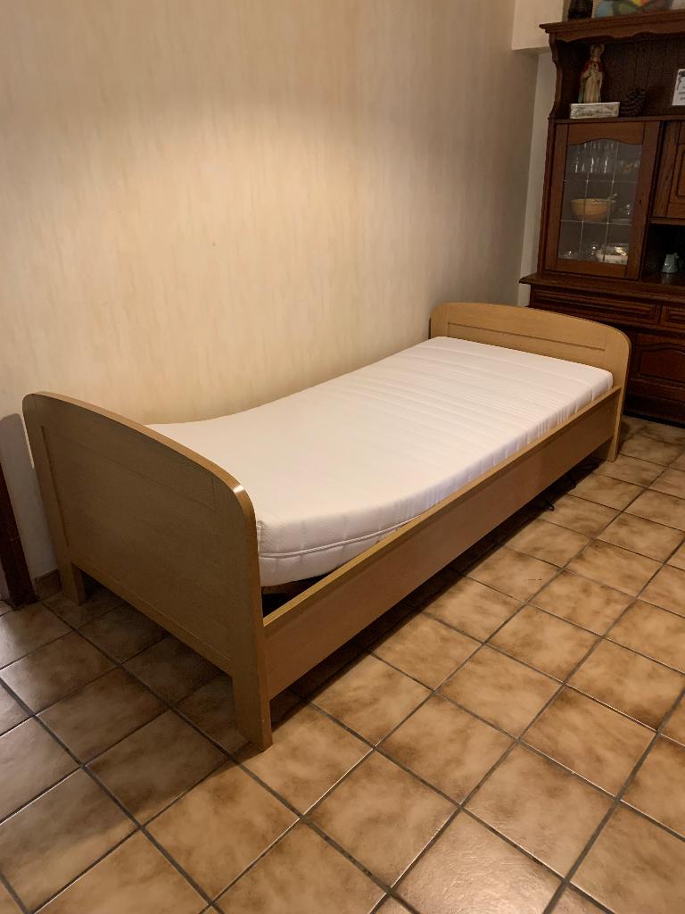 Een persoons bed nieuw met nieuw matras pocketveer 18 cm dik, Huis en Inrichting, Slaapkamer | Bedden, Zo goed als nieuw, Eenpersoons
