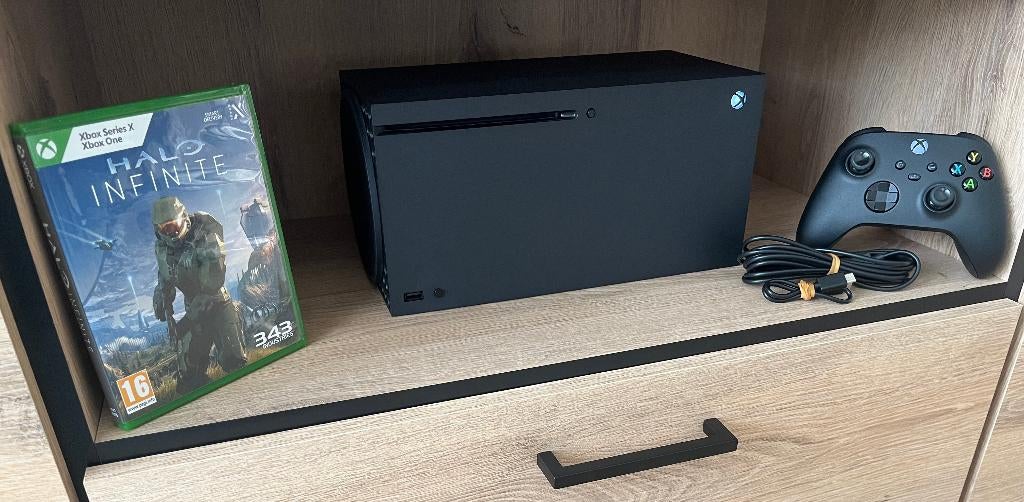 XBOX SERIES X + CONTROLLER + PLAY & CHARGE KIT + HALO INFIN., Consoles de jeu & Jeux vidéo, Consoles de jeu | Xbox Series X & S