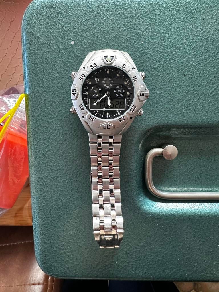 Eric Chevillard Chronograph with 4 LCD Displays 23427, Handtassen en Accessoires, Horloges | Dames, Ophalen, Zo goed als nieuw