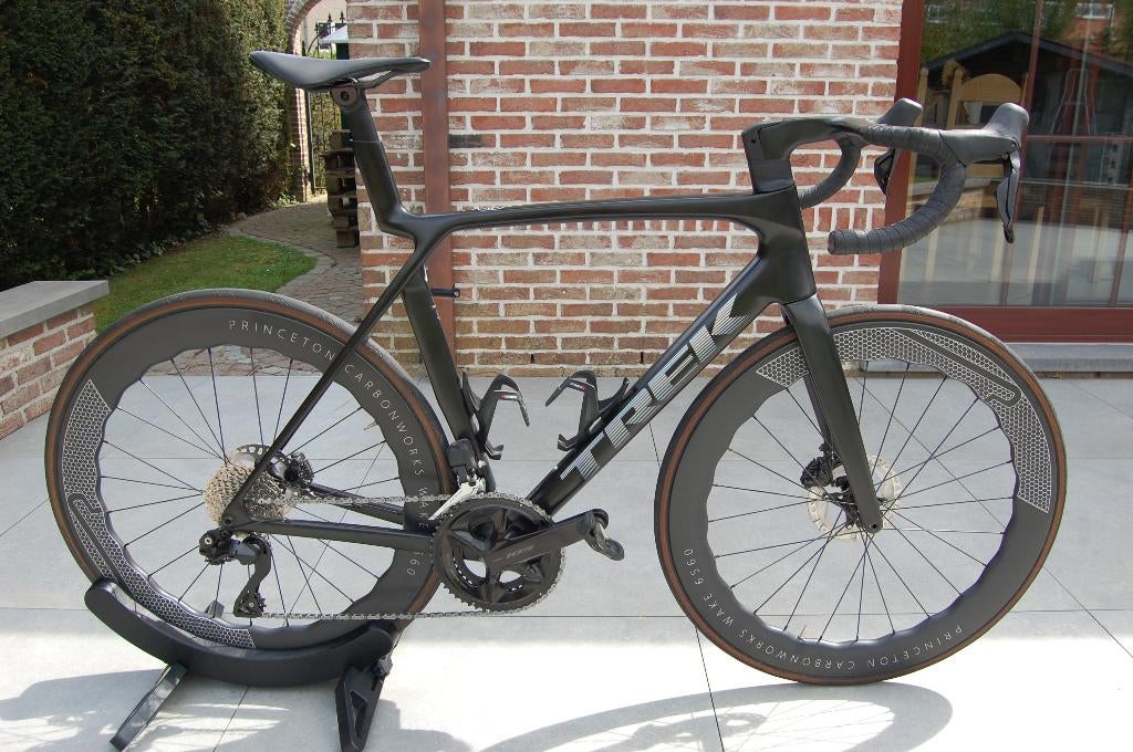 TREK Madone SLR Gen8 2025 — 105 Di2, Vélos & Vélomoteurs, Vélos | Vélos de course, Comme neuf, Carbone, Enlèvement