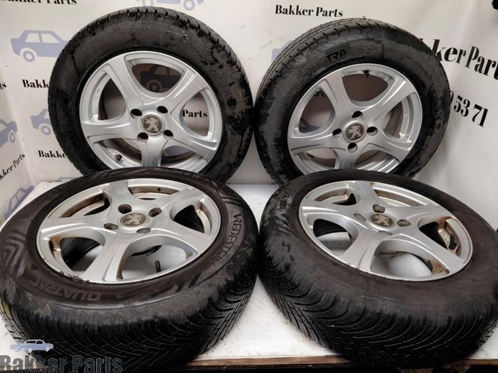 Jeu de jantes sport + pneus d'un Peugeot 208, Autos : Pièces & Accessoires, Pneus & Jantes, Véhicule de tourisme, Utilisé, 3 mois de garantie