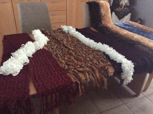 Te koop sjaals totaal 17 stuks + potsen, Verschillende, Enlèvement ou Envoi, Porté, Écharpe