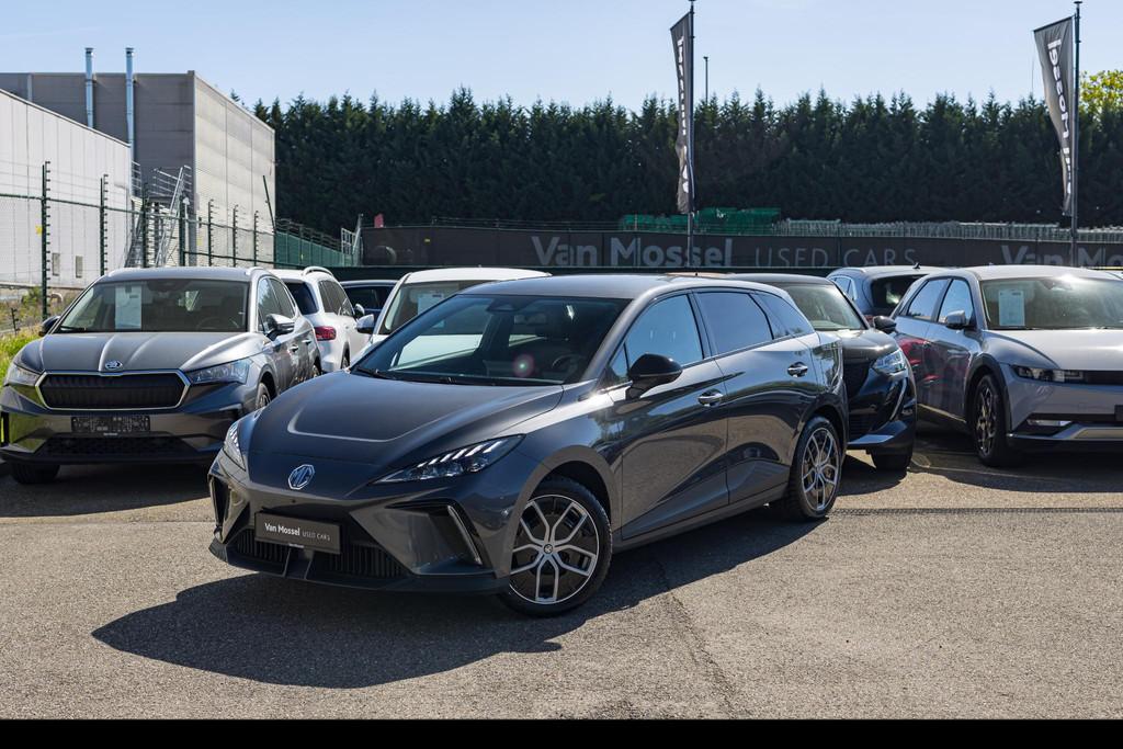 MG MG4 64 kWh Luxury, Auto's, Gebruikt, 1675 kg, 5 deurs, Zilver of Grijs