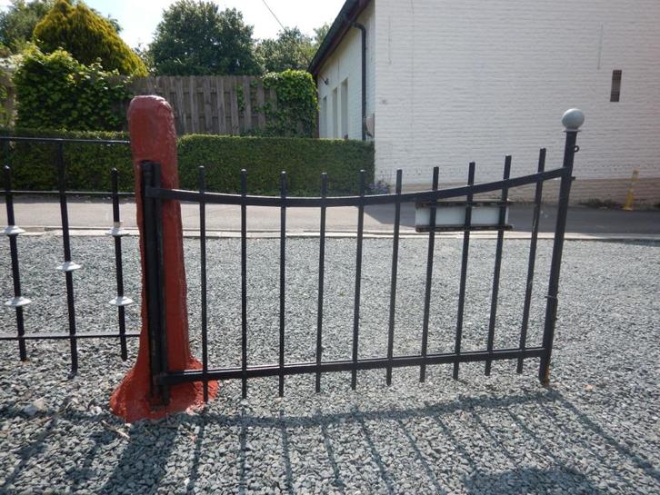 Poort / hek / ballustrade in metaal, Tuin en Terras, Tuinhekken en Hekwerk, Gebruikt, Sierhekwerk, IJzer, Met poort, Ophalen