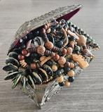 Vintage sierraden in antieken kistje., Handtassen en Accessoires, Broches, Ophalen of Verzenden, Rood, Goud