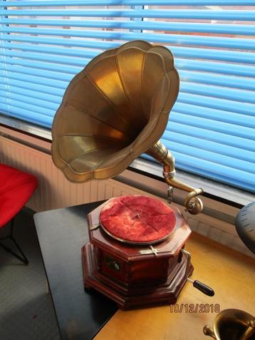Grammofoon His Masters Voice beschikbaar voor biedingen