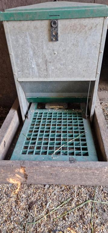 Voeder trapbak, voersilo en drink silo beschikbaar voor biedingen