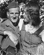 orig. foto - GI US Army met jonge vrouw - Europa WO2, Verzenden, Landmacht, Foto of Poster