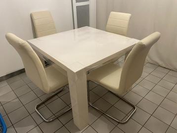 tafel + 4 stoelen    leder  afm na te kijken 80x80 beschikbaar voor biedingen