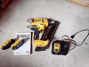 Dewalt DCN692 accu tacker met 2 batterijen en lader disponible aux enchères