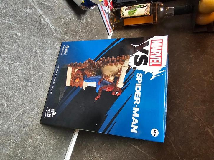 Marvel Spiderman standbeeld NIEUW, Verzamelen, Beelden en Beeldjes, Nieuw, Ophalen of Verzenden