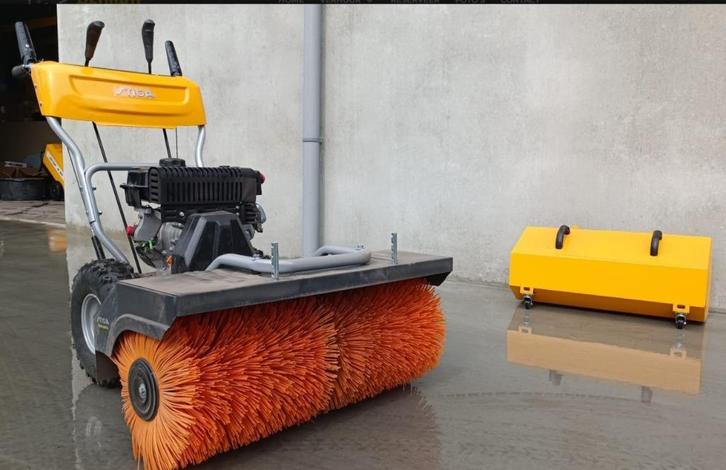 Stiga Borstelveegmachine met Stiga Sneeuwschuif SWS 600 G, Tuin en Terras, Veegmachines, Zo goed als nieuw, Ophalen