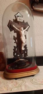 Houten kruis met Jezus beeld onder stolp., Antiek en Kunst, Antiek | Religieuze voorwerpen, Ophalen of Verzenden