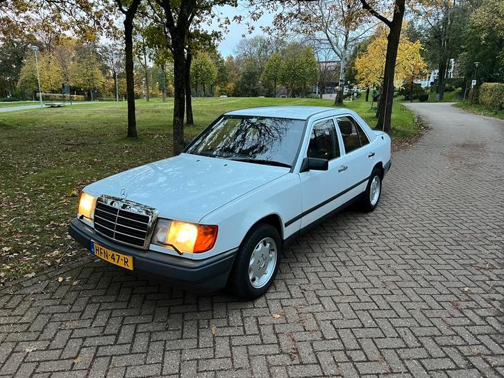 Mercedes W124 230E 1987 Oldtimer Wit, Auto's, Mercedes-Benz, Particulier, 200-Serie, ABS, Benzine, Berline, 4 deurs, Handgeschakeld