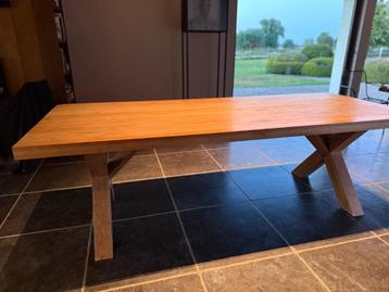 houten tafel beschikbaar voor biedingen