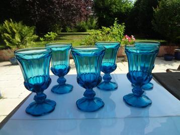 Blauwe vintage glazen op voet beschikbaar voor biedingen